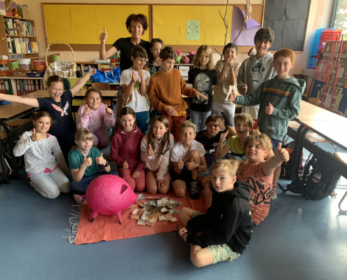 Die Klasse 4b der Grundschule Wachenheim präsentiert stolz den Inhalt des Spendenschweins