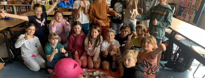Die Klasse 4b der Grundschule Wachenheim präsentiert stolz den Inhalt des Spendenschweins