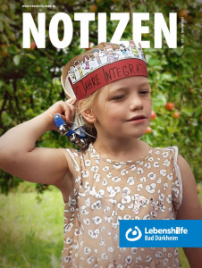 Titelbild Vereinszeitschrift Notizen zeigt ein Kindergartenmädchen, das das Jubiläum des Kindergartens feiert.